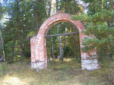 Сохранившиеся ворота при входе на кладбище