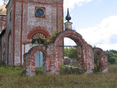 Сохранившиеся ворота в храм